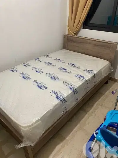 تخت مفرد و نص مع فرشة طبية جديدة