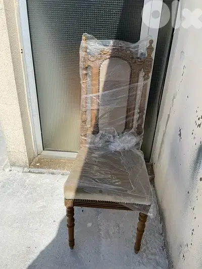 Chaise en bois (8x30=240 $)