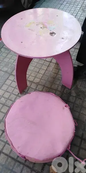 طاوله وكرسي