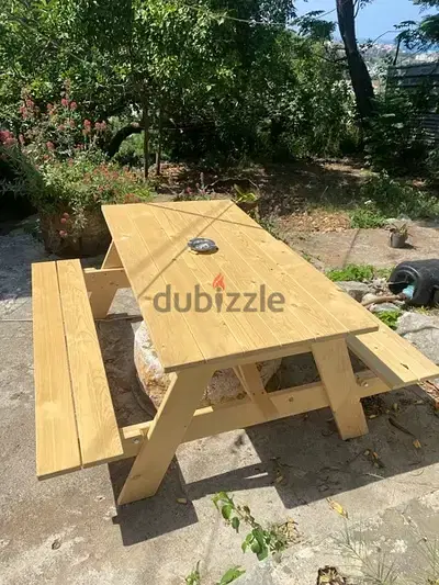 Table with foldable seats- طاولة مع مقاعد متحركة