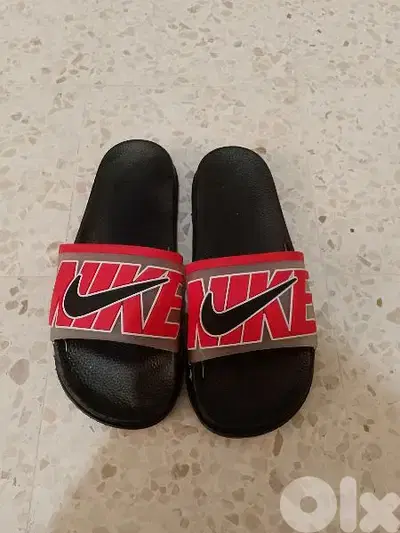 مشاية للبيع ماركة Nike صناعة صيني بعدا جديد قياس 45 السعر 5$
