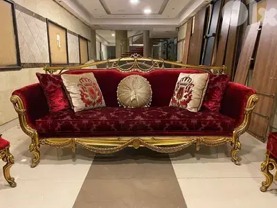 طقم كنبايات حفر ايد خشب زان ملبس ورق دهب خمس قطع طقم طاولات وج رخام