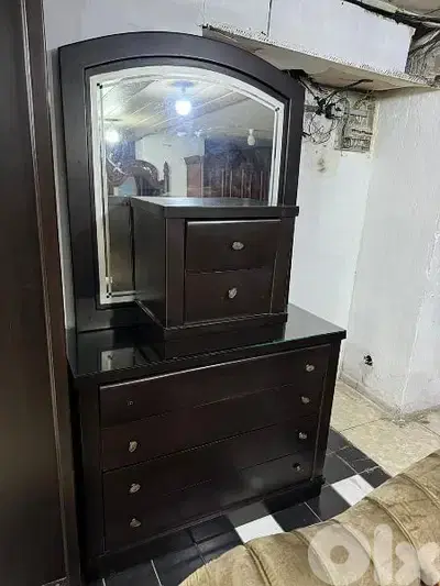 شفنيرة مع مرايا وكمود صغيرة وبكس جوارير كتير مرتبين
