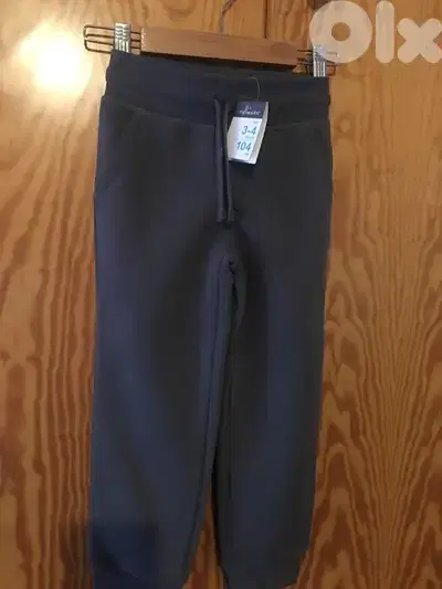 2 nouveaux survêtements 3-4 ans à 10$ les 2