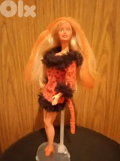 ENCHANTED HALLOWEEN Barbie 2000 Still Good doll bend legs=23$