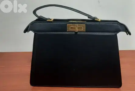 Handbag sac Fendi black. جزدان اسود