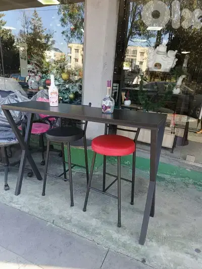 Bar with chairs. بار مع كرستين