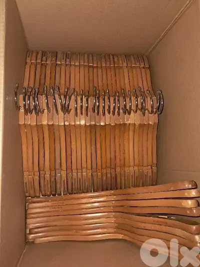 تعاليق خشب كتير ثقيلة ومرتبة
