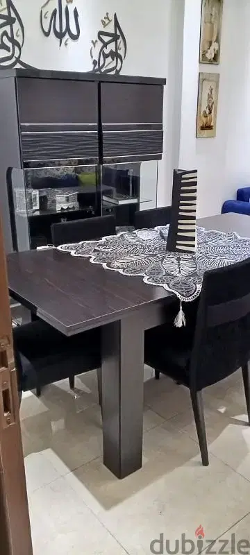 سفرة ٦ كراسي من istikbal شبه جديده مع خزانه عرض