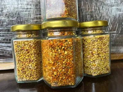 عسل وحبوب لقاح وعكبر
