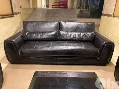 طقم كنبايات إيطالي جلد طبيعي اربع قطع وطاولة