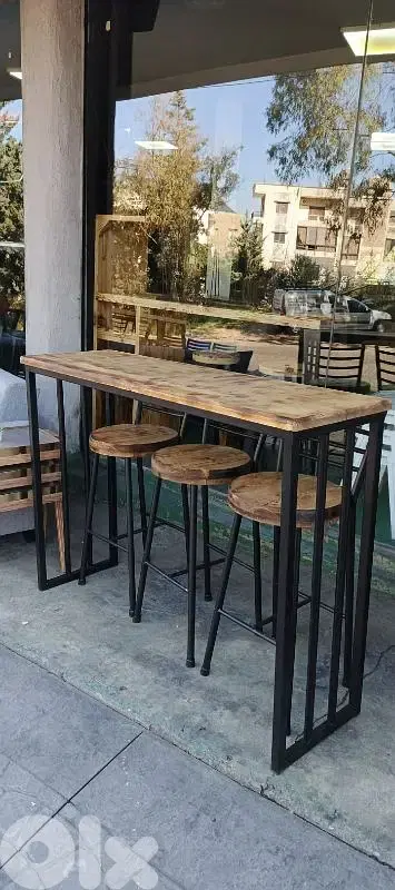 بار حديد وجه خشب سويدي مع ثلاثة كراسي wooden bar