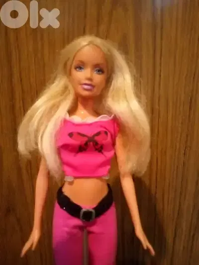 Offer: Barbie Mattel wearing still good doll 2006 bending legs=20$