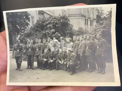 صور نازي مجموعة جنود ألمان عند مدخل المقر العسكري