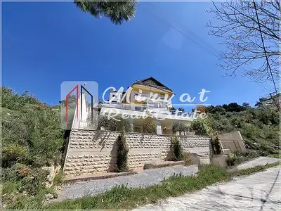 فيلا للبيع من 3 طوابق- شملان- مع منظر بانوراميك لبيروت والبحر لا يحجب