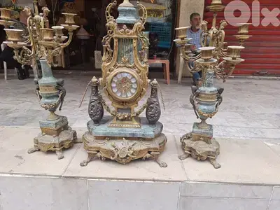غروب ساعة مع شمعدان عدد٢ برونز مع رخام مميز سعر لقطة