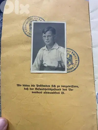دفتر نازي يمنح لشباب الرايخ  بعد الفحص وسام هتلر Nazi Hitler youth