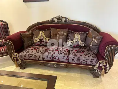طقم كنبايات حفر خشب زان ملكي شبه جديد ست قطع وطاولة