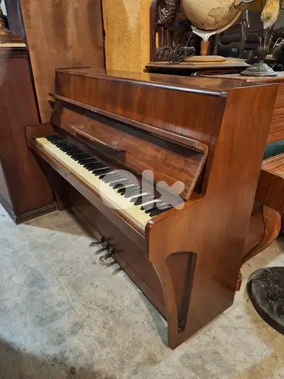 بيانو رائع صوت نقي خارق النظافة استعمال قليل جدا مكفول piano