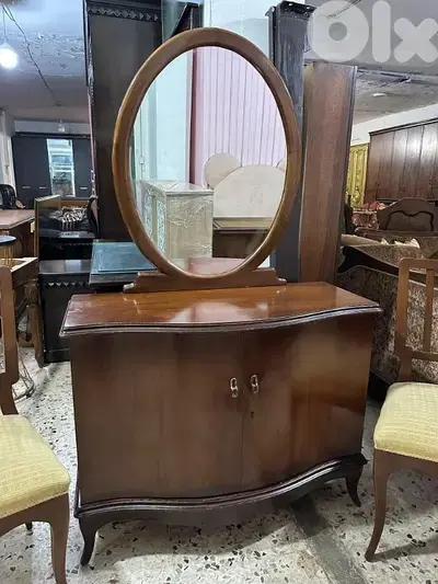 بهو انتيك فرنسي مع مرايا وكرستين خشب زان