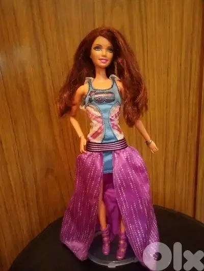 FASHIONISTA IN THE SPOTLIGHT ARTICULATED Mattel2010 SWAPPIN great doll