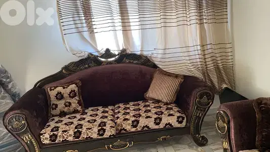 طقم كنبايات شغل توصاية خمس قطع وطقم طاولات شبه جديد