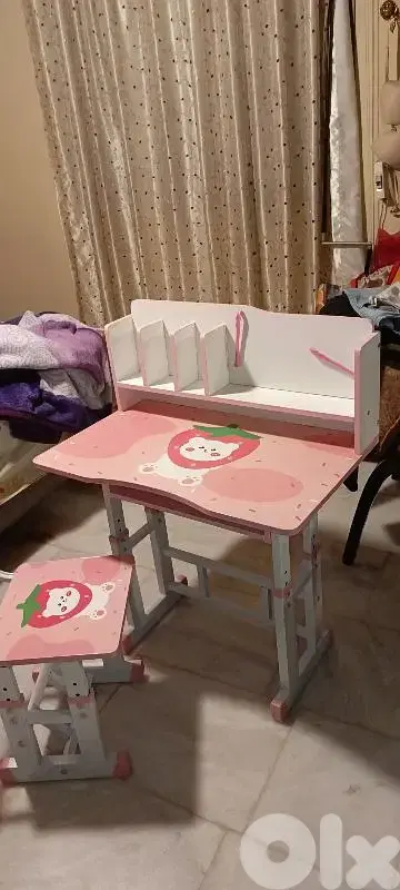 طاولة دراسه