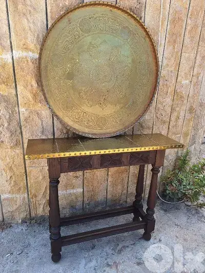 كونسول شرقي رائع جدا وجه نحاس مع صدر نقش يدوي مميز