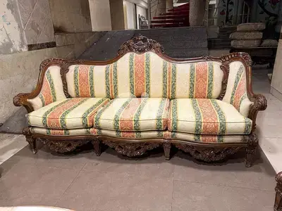 طقم كنبايات حفر خشب زان ملكي خمس قطع وطاولة رخام