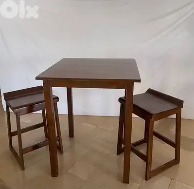 Table haute avec 2 tabourets
