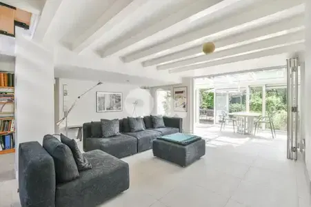 SPACIOUS APARTMENT IN DOWNTOWN PRIME (250SQ) 3 BEDROOMS , (BT-504)