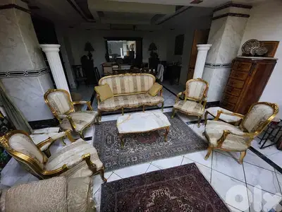 صالون حفر ناعم ، بحاله جيدة جدا ،مؤالف من ٤ كراسي منفردة +واحدة كبيرة+