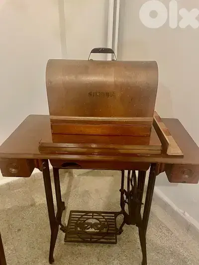 Antique Singer 128b Sewing machine with table
