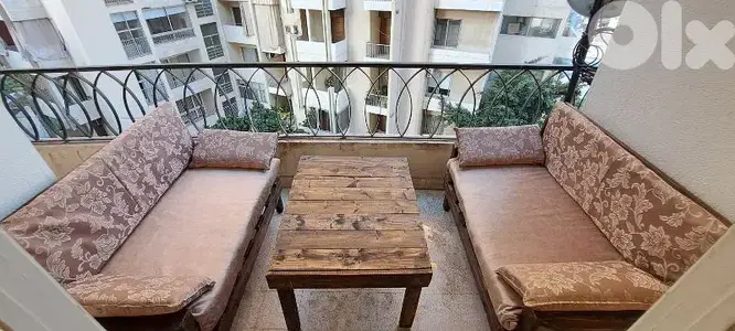 كراسي خارجية ل ٤ أشخاص مع طاولة ومساند