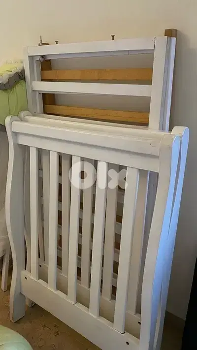 Crib, 2 mattresses, 7 blankets & mosquito net تخت بيبي مع ٧ أغطية وطقم