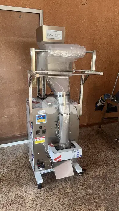Filling&sealing machine (Powder&grains 100-1000g) آلة تعبئة الأكياس