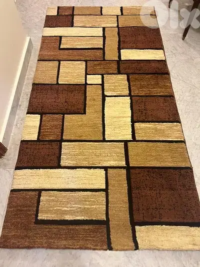 very good condition carpet of size is 1m x 2 m.