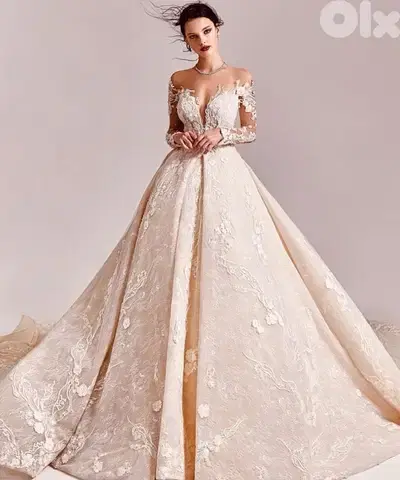 Luxury Wedding Dress with Veil – Maison Lesley – Excellent Condition