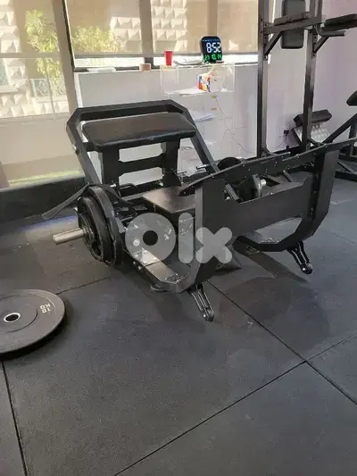 Hip thrust machine