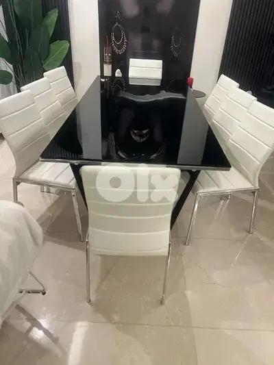 Dining table with 8 chairs for sale - Very Good Condition