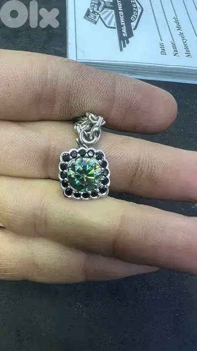 silver pandent moissanite