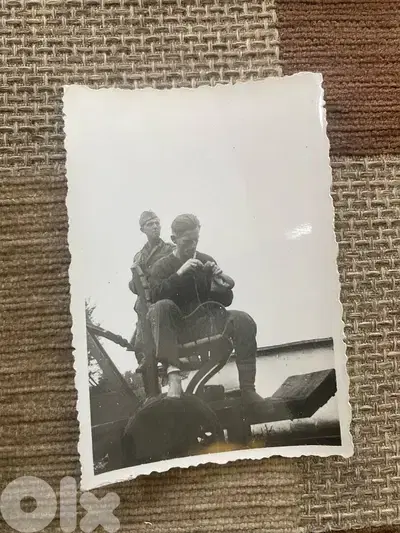 صورة اصلية جندي نازي يقعد على عربة سلاح العالمية الثانية Nazi photo