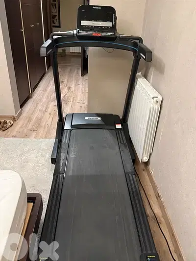 Reebok Treadmile Jet Searies 300 ( like new )with the ups