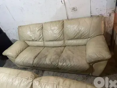 قطعة كبيرة وسط جلد اصلي إيطالي نظافة وسط لمكتب