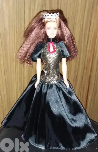 VERY VELVET TERESA Mattel 98 great doll in a similar dress+crown+shoes