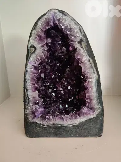 Amethyst geode precious stone/ gemstone احجار نادرة