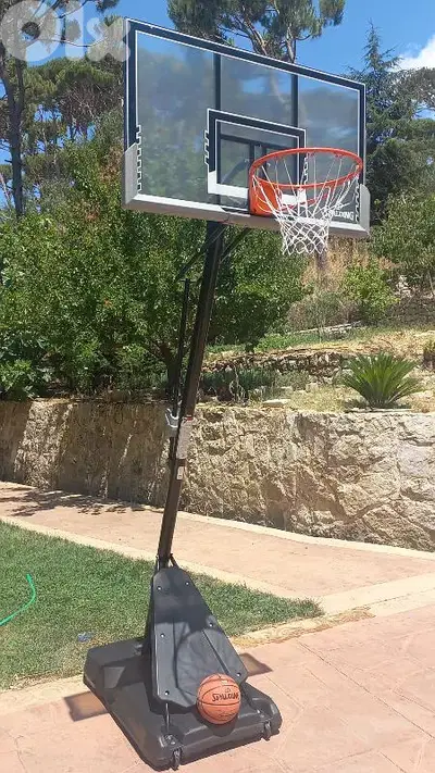 movable basketball hoop (Spalding)