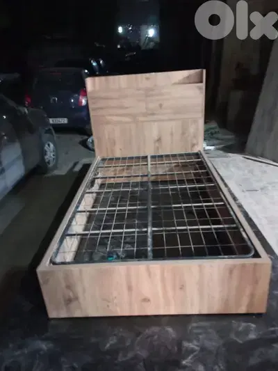 تخت مفرد و نص مع مفرش حديد هيدروليك جديد من المعمل