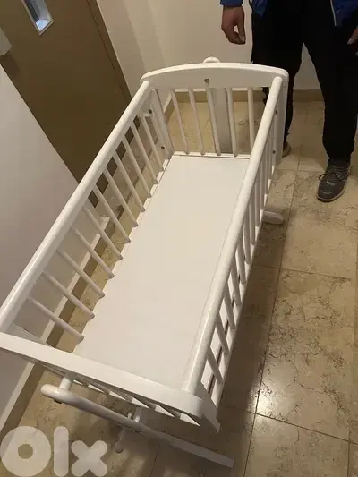 swinging crib
