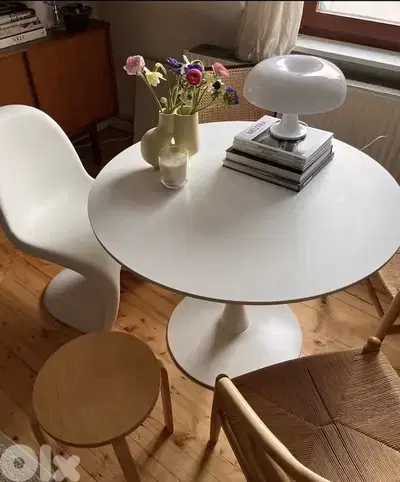 white round dining table